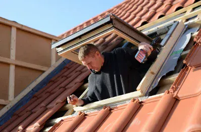 Pose de fenêtre de toit et velux par un couvreur à Saucats